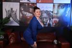 passionate lady in the gallery