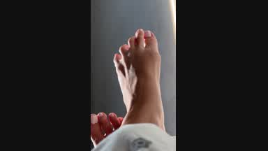 Pedecure and move toes close