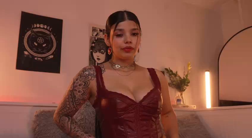 Show striptease, saliva, blowjob, deepthroat