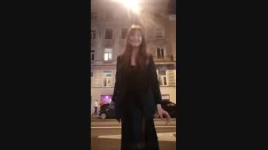 >_<