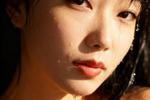 “Dew-Kissed Beauty”（被水珠亲吻的美）