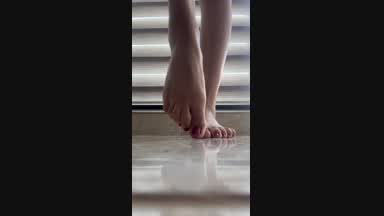 Look at my beautiful feet 🦶🏻👠👣