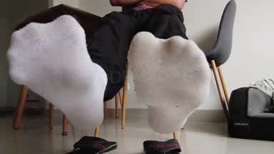 i´m back here, let´s play hard!!! — white socks & flip flops