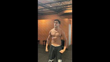 Bruce Flexing 2💪