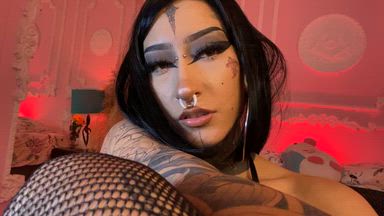 Playing with my feet can become addictive😏💖