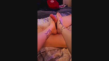 little violet ๐๐ โ FOOTJOB FUN ๐ฆถ ๐คฉ