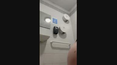 Baisée dans les WC publics - Rose