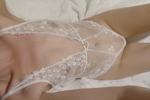 Dentelle sur peau nue… devine ce qu’il y a dessous