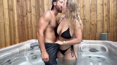 Risky fuck jacuzzi