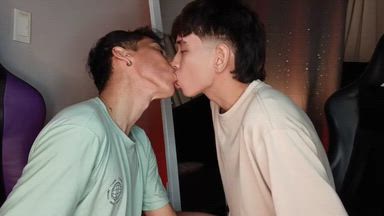 A hot kiss!!