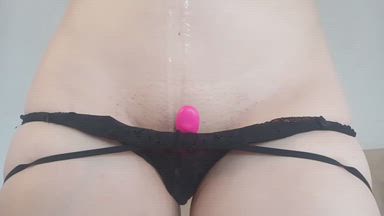 I lubricate tender pussy with oil