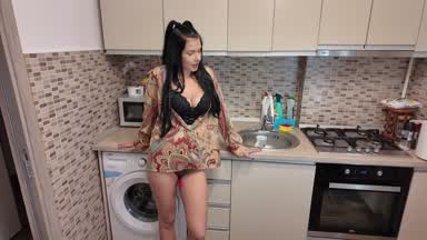 BIG SQUIRT AND HOT SHOW IN KITCHEN