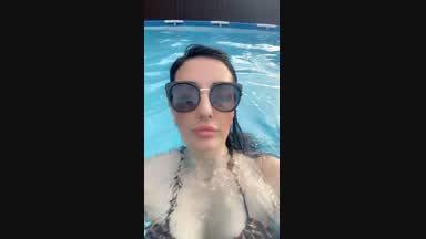 Kristal IN  POOL