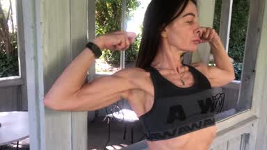 flex biceps