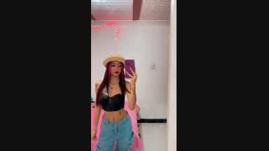 she is skinny🤤