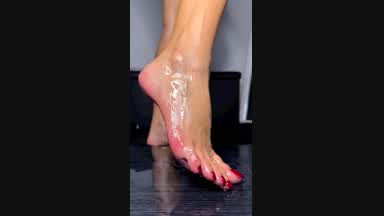 feet in oil