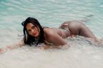 sexy in the pool 💦💦