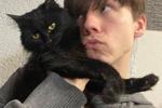 My cat <-_->