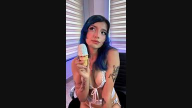 Different ways to eat ice cream together 🍦😼