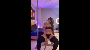 penelope 💋 let's get to 100 hands up 💋 live Chaturbate webcam gallery thumbnail