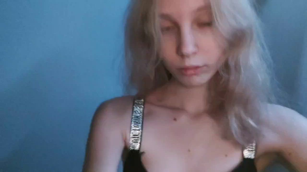 Lift up my skirt!!))