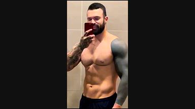 Check out my muscles💪 - Liam Muscle