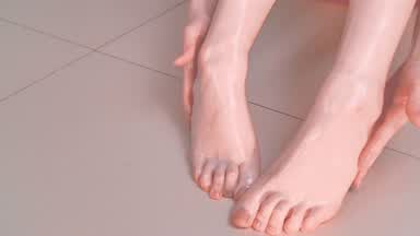 Oil feet (short video)