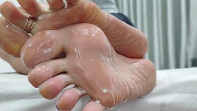 Foot lovers, milk is running down my soles