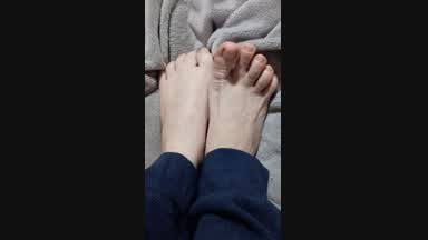 Clean feet from all sides