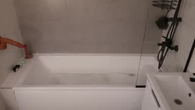 I'm playing in the bathroom.