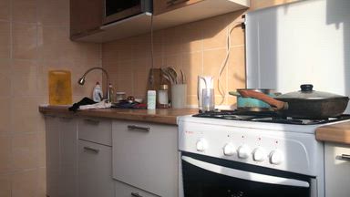 Step-Mommy Alisa jerks off while cooking