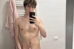 Lion’s naked mirror pic