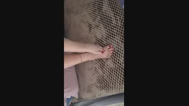 red toes