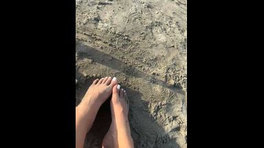 feet in the sand 🦶🏻💋