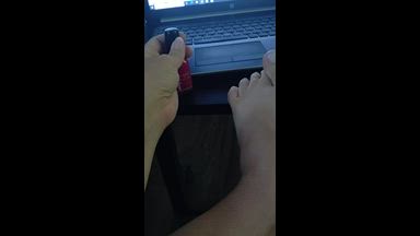 Painting my toe nails 🍒 red