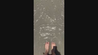 The sea caresses my feet, would you like to do it