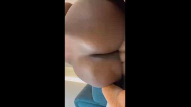 Ebony plays with her torso 🍑