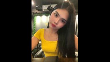 GIRL IN YELLOW HOT<3