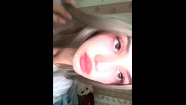 >_<