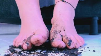 my feet with earth