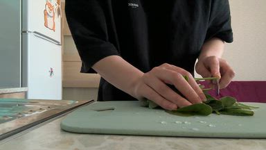 eva liss — Cooking hands close-up