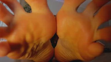 Soles & spread toes