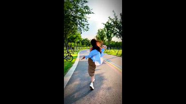 Shaking Sun in the Joyful Stride