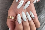 Tret me with new maniqure