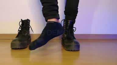 i´m back here, let´s play hard!!! — I jerk off in stockings, after showing my boots