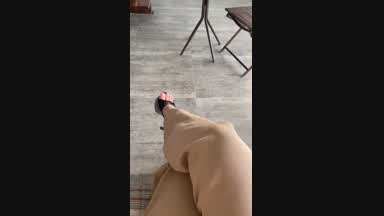 candy jugando con sus pies