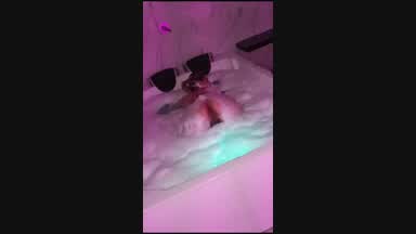 creando mas espuma con mis nalgas