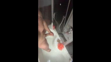 Shower flexing with hard cock🤫