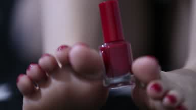 I prepare my nails, I paint them red