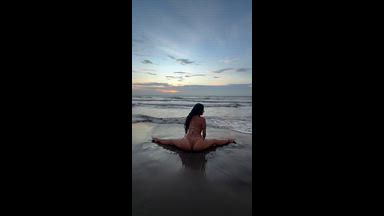 Booty moves 🌴